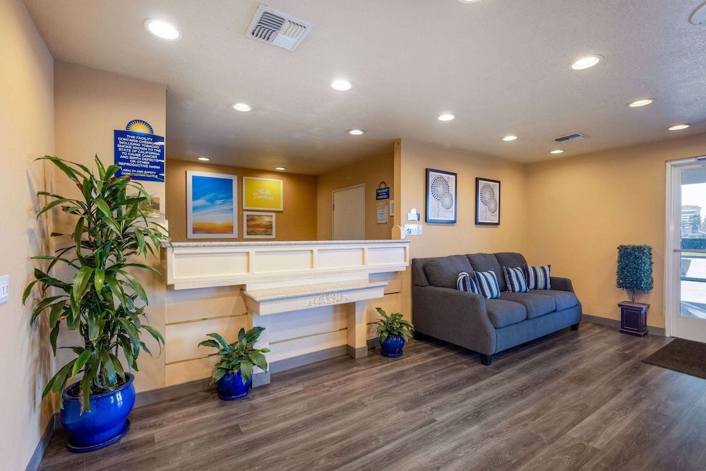 Days Inn by Wyndham Lathrop 2