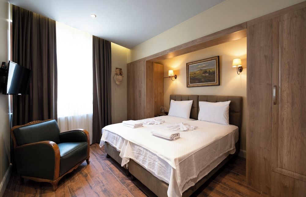 Level Suites 2