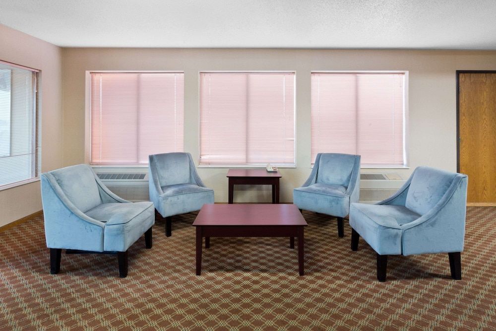 Super 8 by Wyndham Rochelle 2