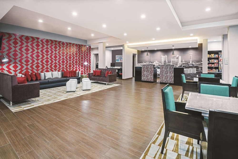 La Quinta by Wyndham San Antonio by Frost Bank Center 2
