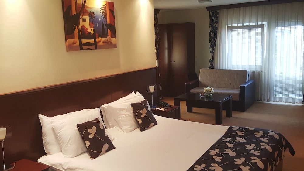 Hotel Contact 2