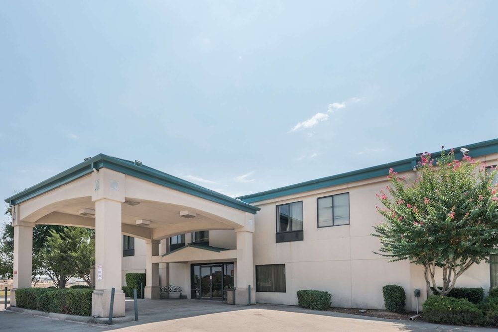 Super 8 by Wyndham Fort Worth Downtown South 1