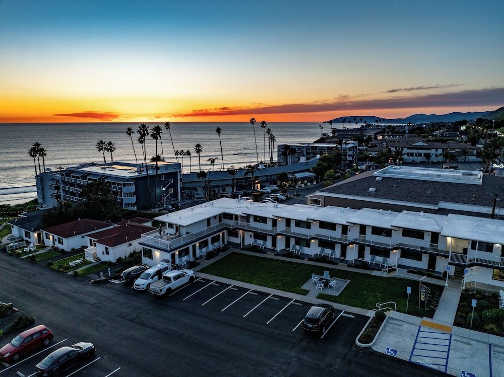 Tides Oceanview Inn and Cottages 1