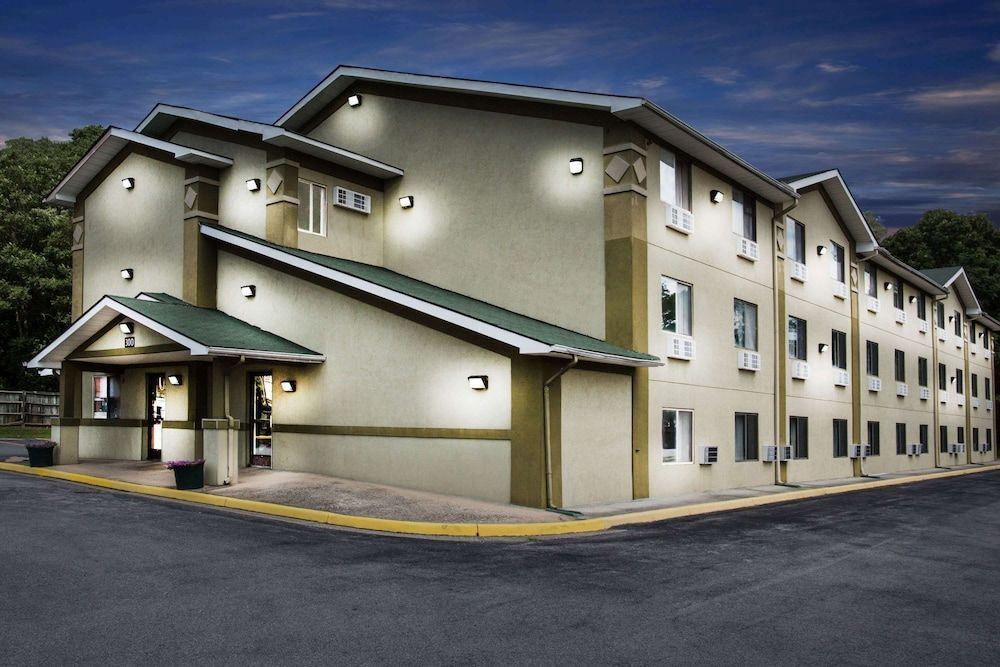 Super 8 by Wyndham Salem VA 1