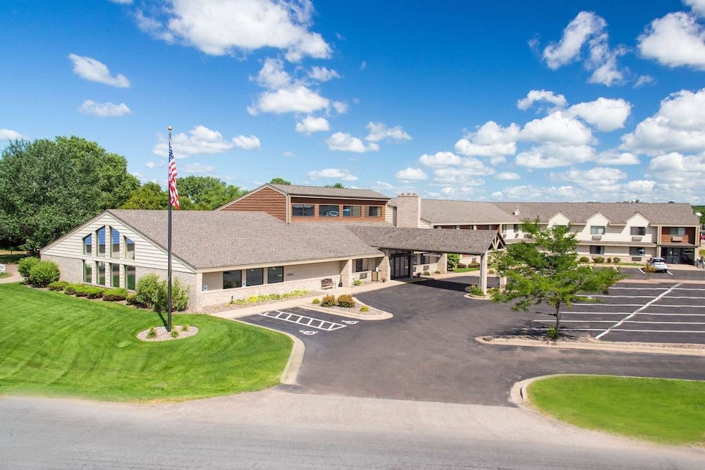 AmericInn by Wyndham Eau Claire 1