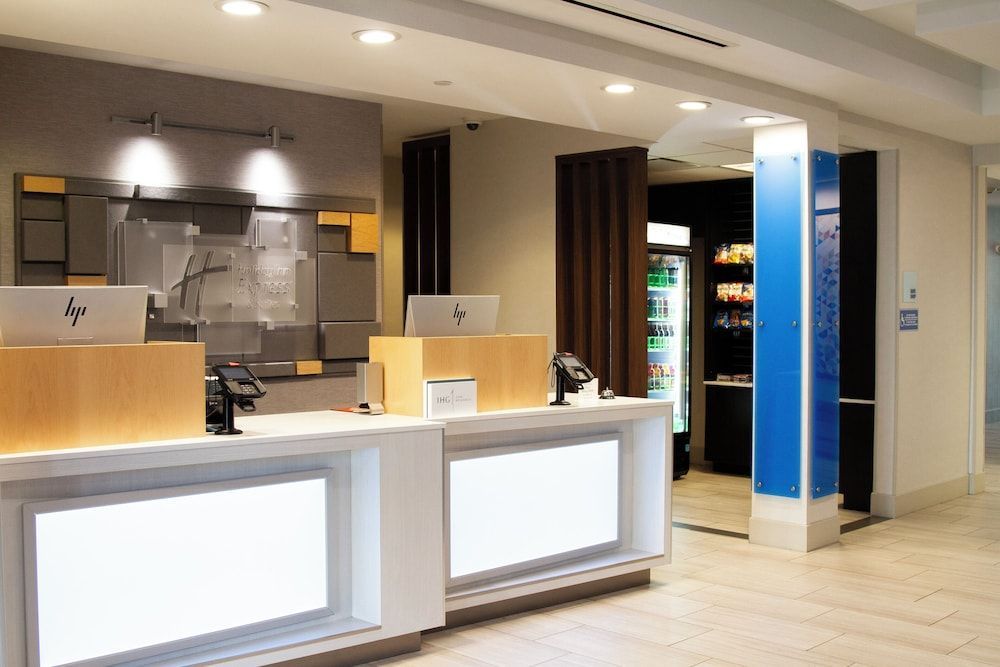 Holiday Inn Express & Suites OVERLAND PARK by IHG 2