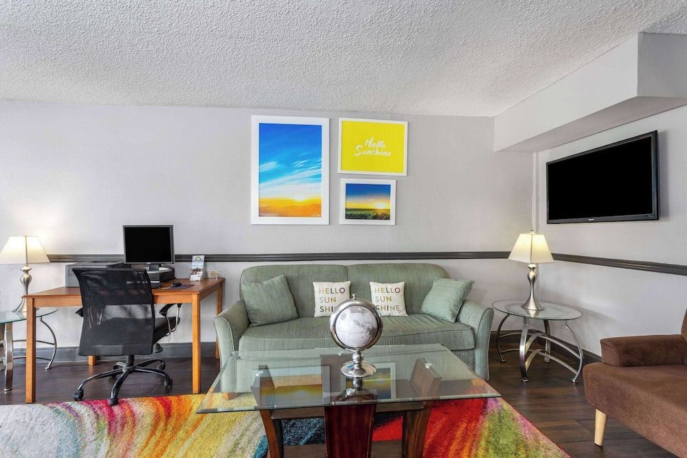 Days Inn by Wyndham Wildwood I-75 2