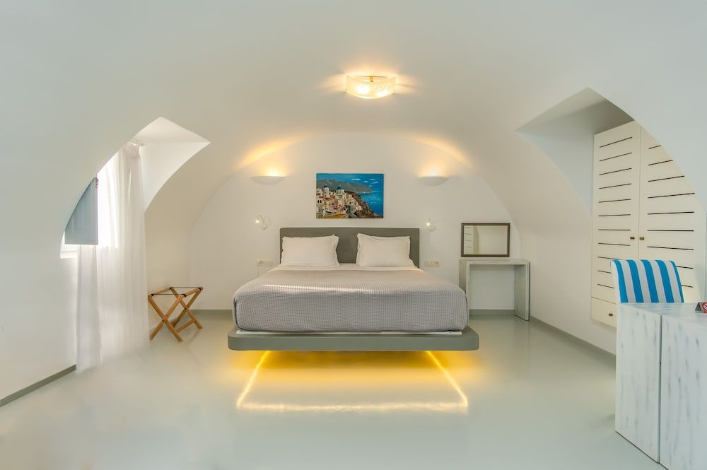 Central Fira Suites 1