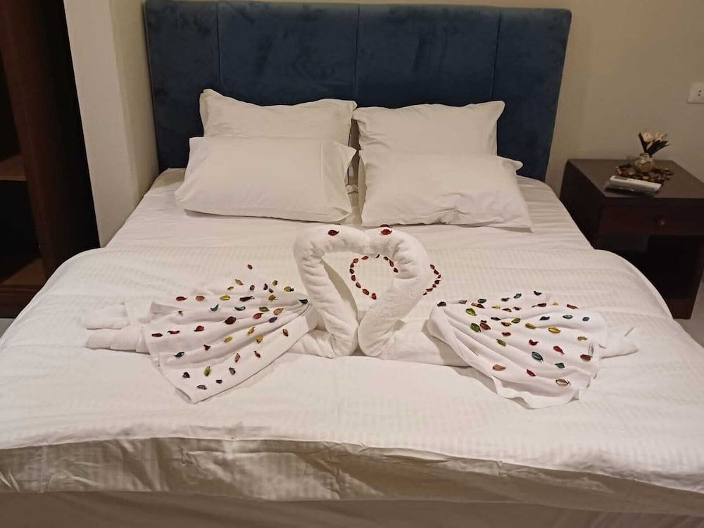 Pyramids way inn 2