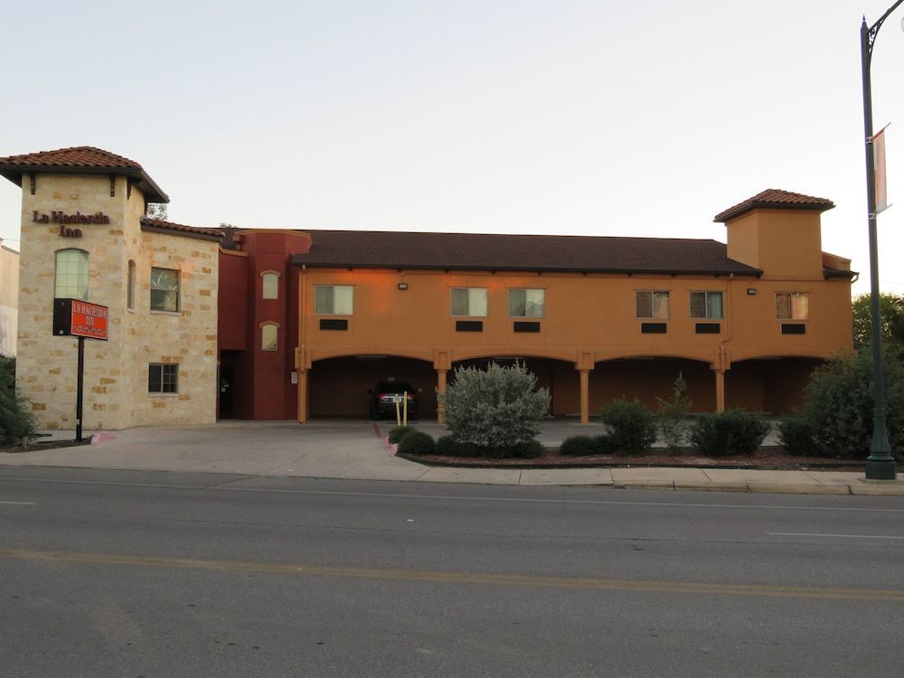 La Hacienda near Alamodome & Riverwalk 1