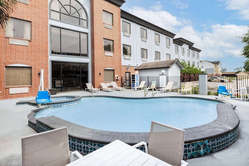 Wingate by Wyndham Houston Bush Intercontinental Airport 1