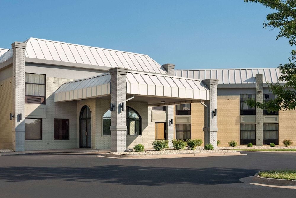 Days Inn & Suites by Wyndham Merrillville 1