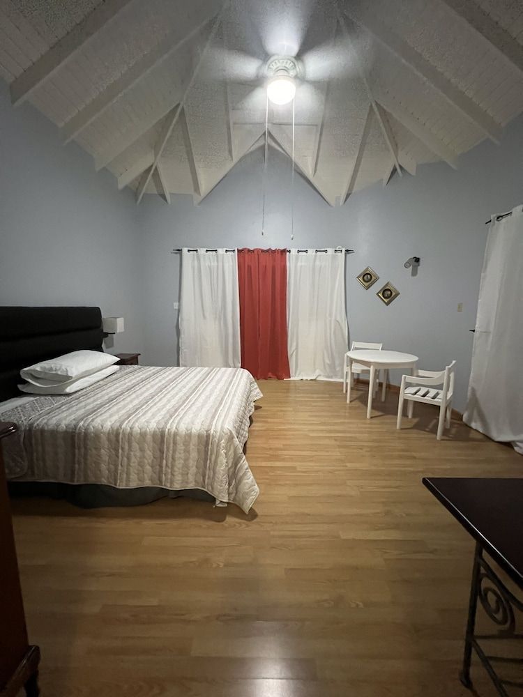 Studio Chateau - Manor Park, Kingston 8 1