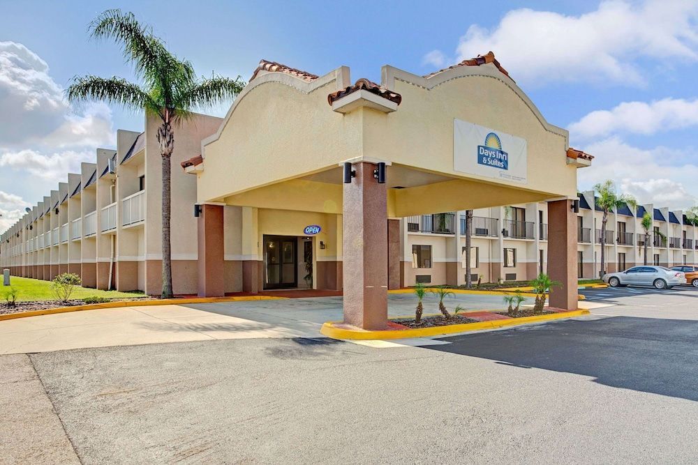 Days Inn & Suites by Wyndham Tampa Fairground-Casino-Ybor 1