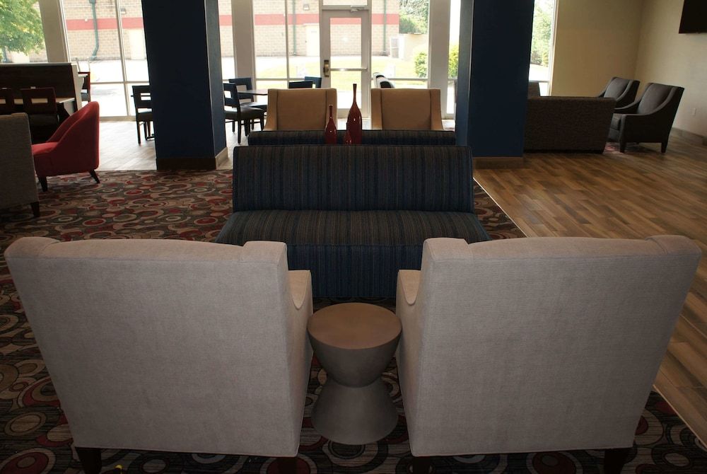 La Quinta Inn and Suites by Wyndham Bloomington 2