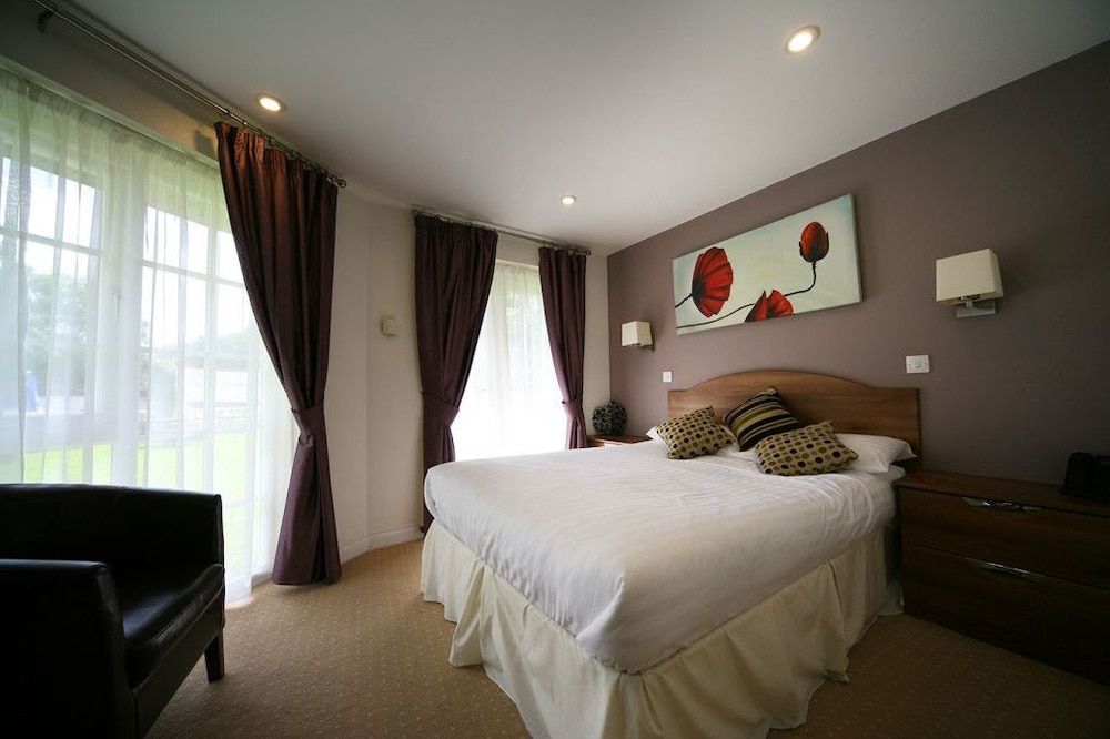 The Dewdrop Inn 2