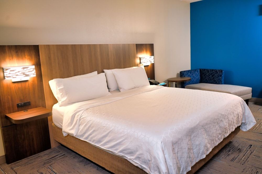 Holiday Inn Express & Suites TAMPA NORTHWEST-OLDSMAR by IHG 1