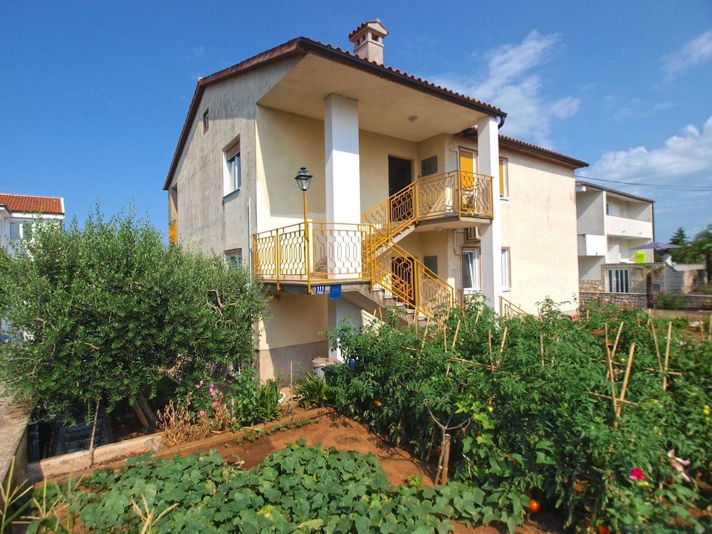 Apartment 1704 1