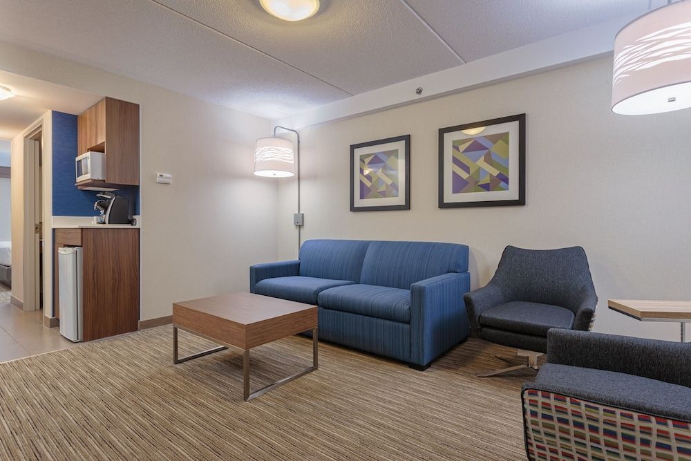 Holiday Inn Express & Suites BELLEVILLE by IHG 2