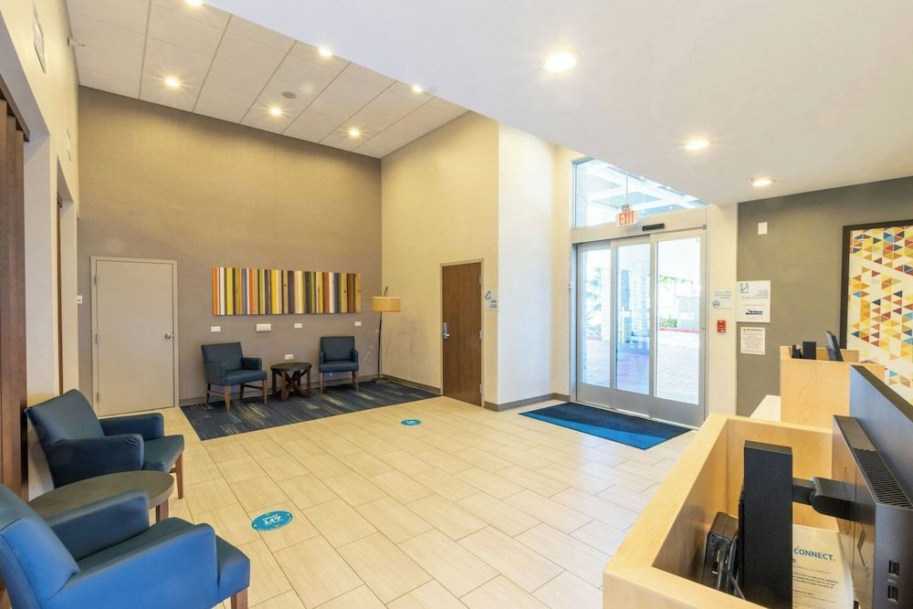 Holiday Inn Express ANAHEIM WEST by IHG 2