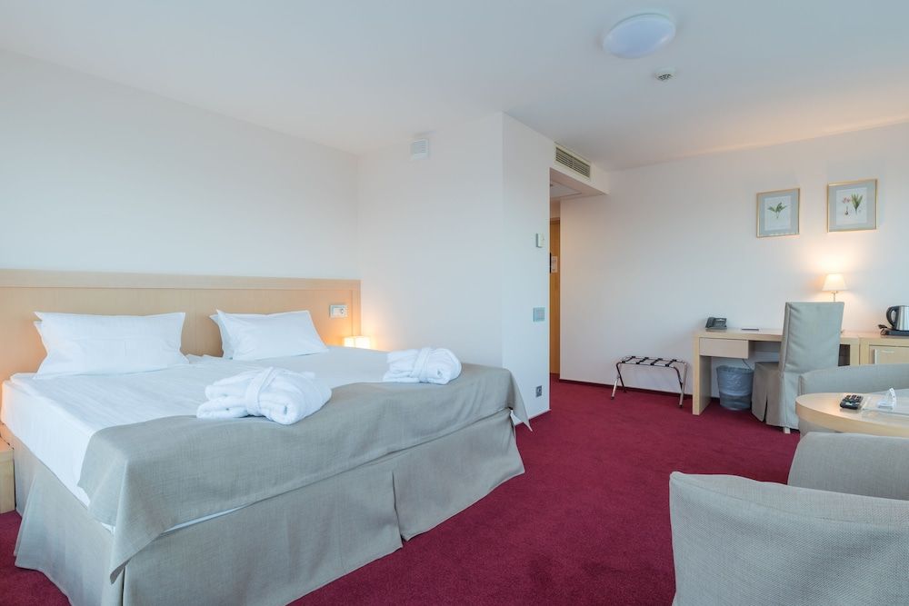 Riga Islande Hotel with FREE Parking 2