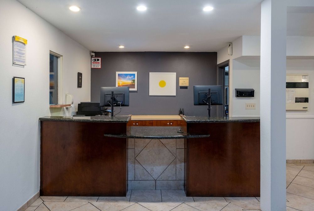 Days Inn by Wyndham Encinitas Moonlight Beach 1