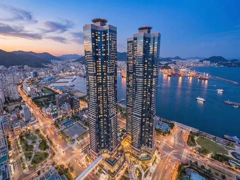 Le Collective Busan station 1