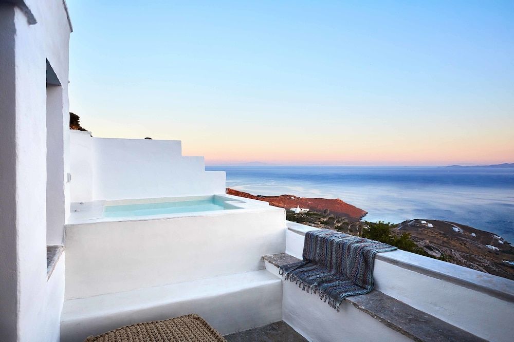 Living Theros Luxury Suites 1