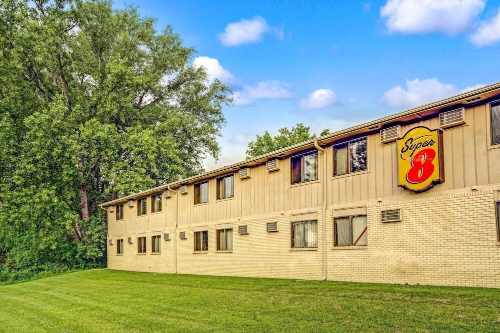 Super 8 by Wyndham Chaska 1