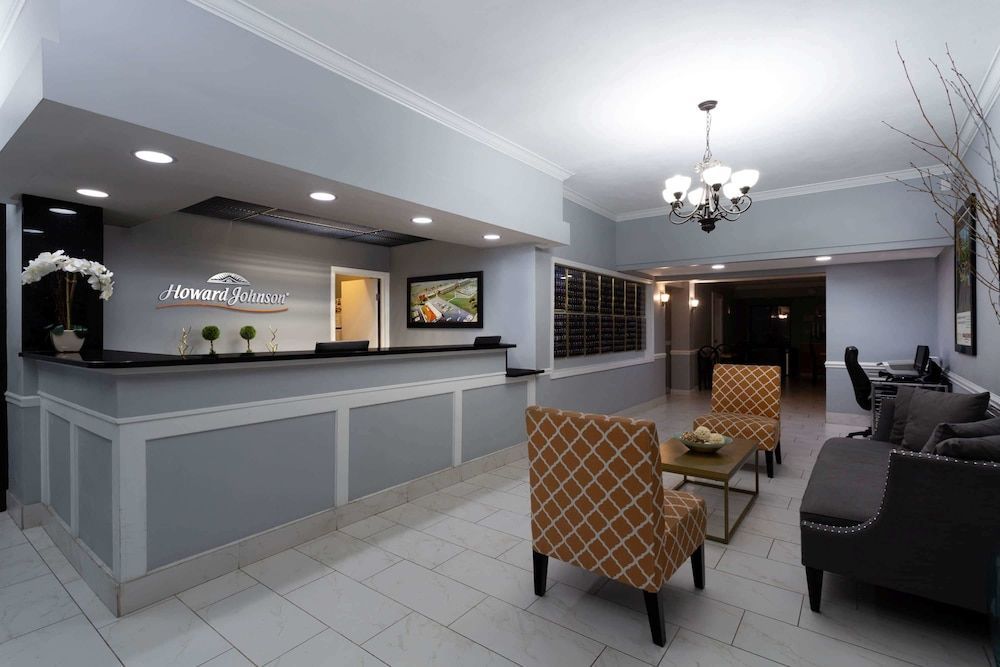 Howard Johnson by Wyndham Waukegan Great Lakes 2