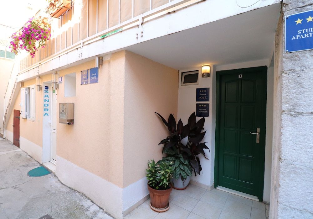 House Sandra 2