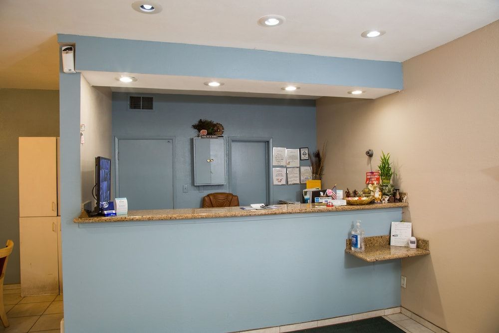 Townhouse Inn and Suites 2