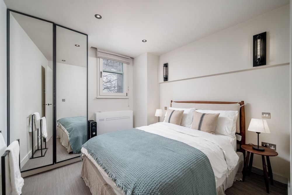 JOIVY Chic Mews house in S Kensington 1
