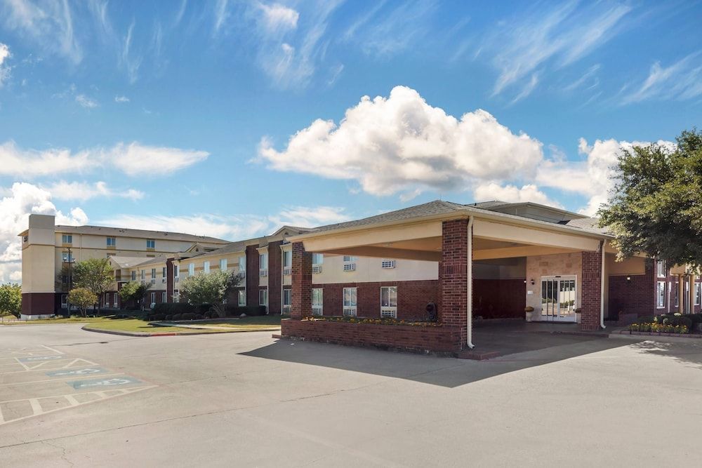 Comfort Inn & Suites Red Oak - Dallas Area 1