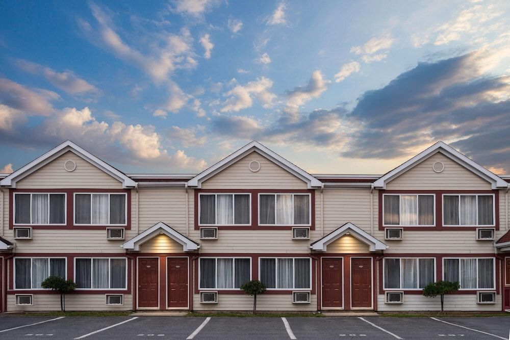 Travelodge by Wyndham Drummondville 1