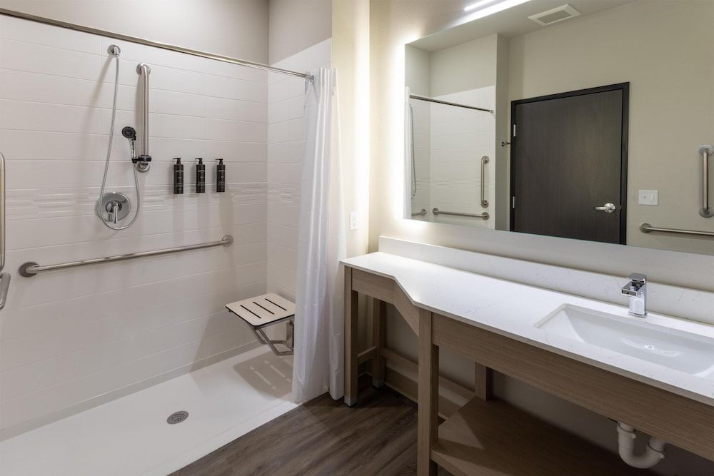 GrandStay Hotel & Suites Kaukauna 1