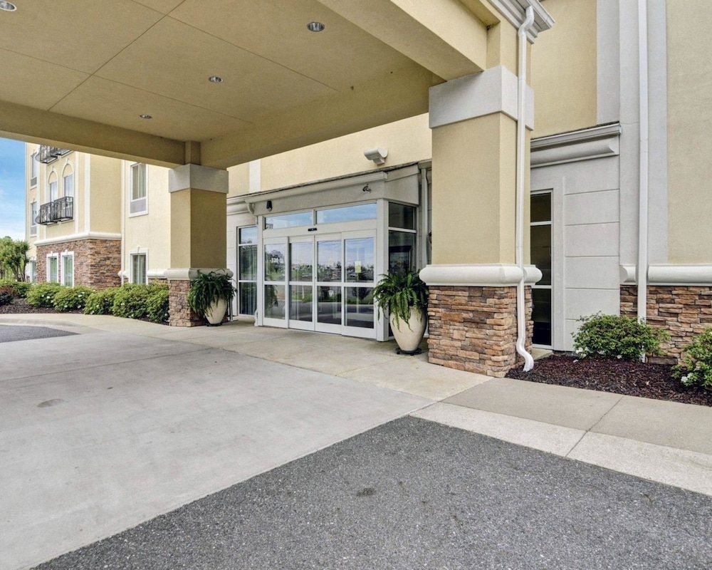 Comfort Suites near Hot Springs Park 1