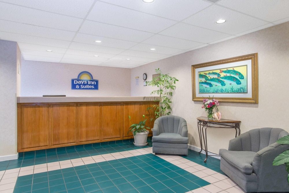 Days Inn & Suites by Wyndham Navarre - near Beaches Hurlburt 2