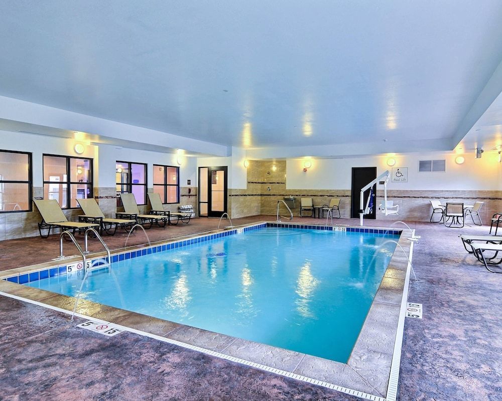 Comfort Suites Uniontown 1