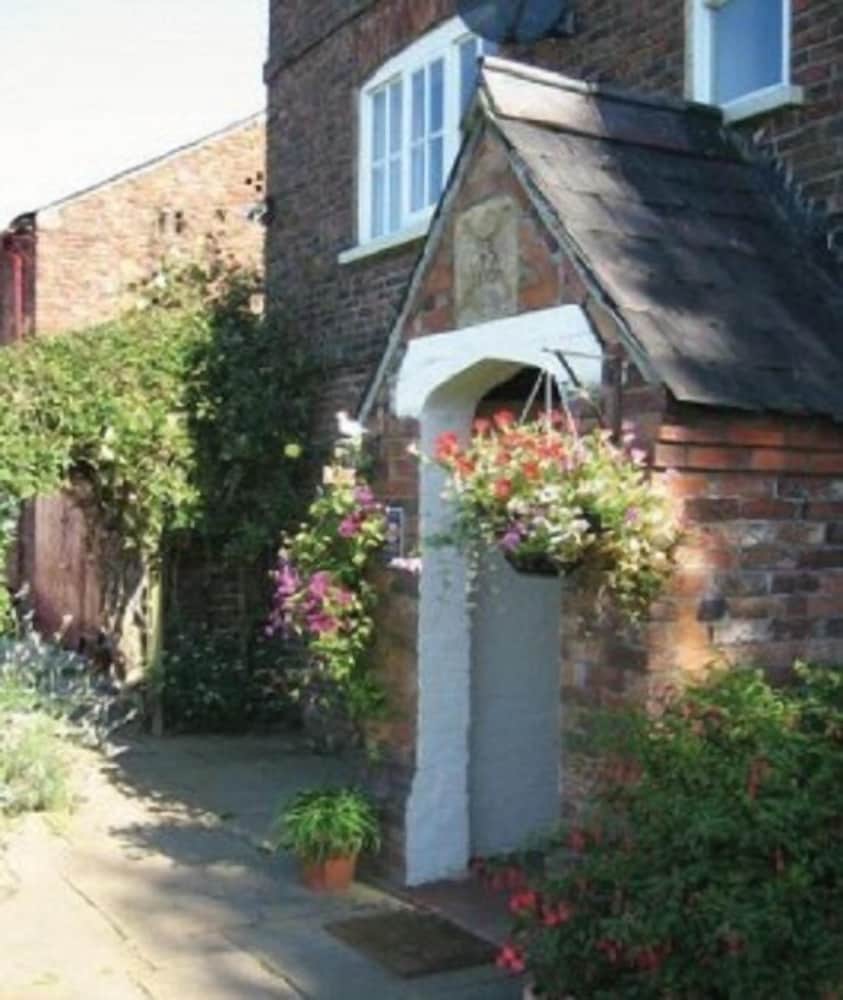 Birtles Farm Bed and Breakfast 1