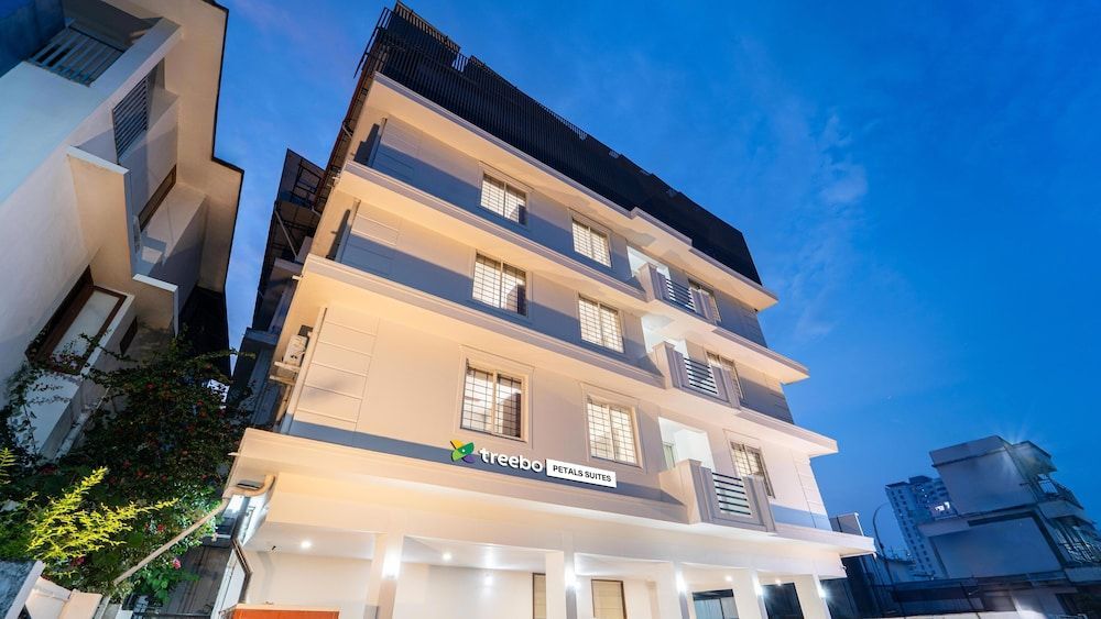 Treebo Petals Suites Marine Drive 1