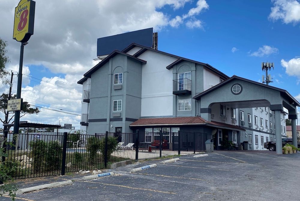 Super 8 by Wyndham San Antonio/Fiesta 1