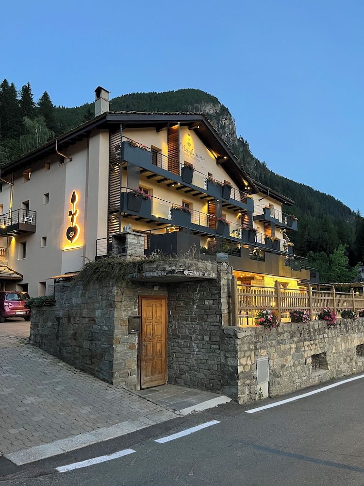 La Madonnina Del Gran Paradiso Wellness Hotel 1