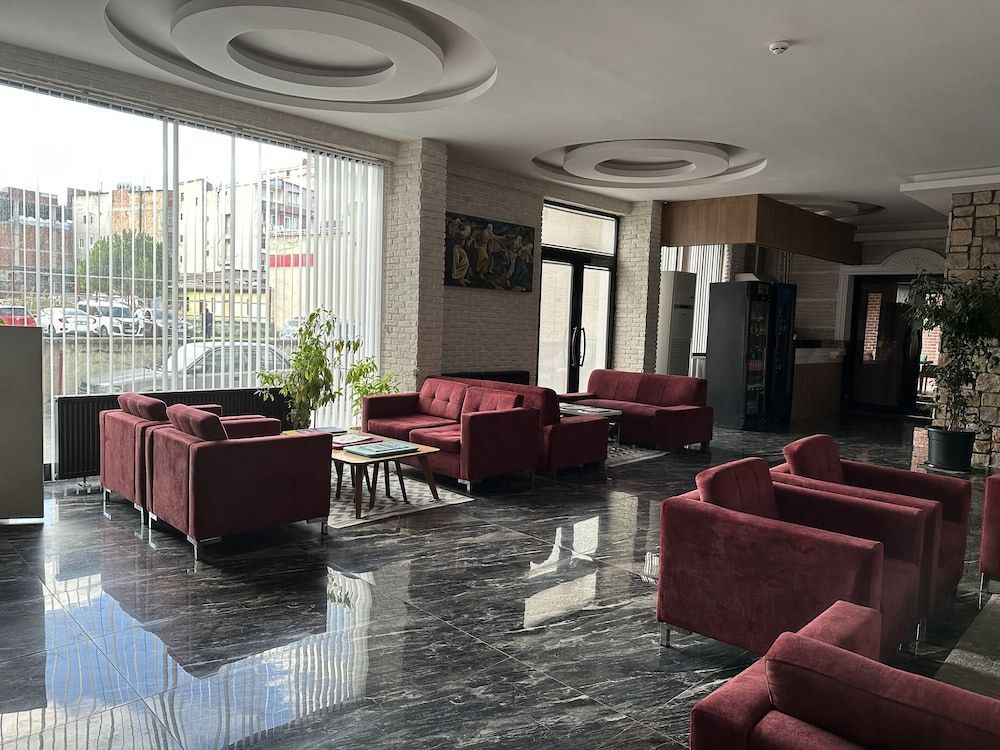 GRAND DELUXE HOTEL 2