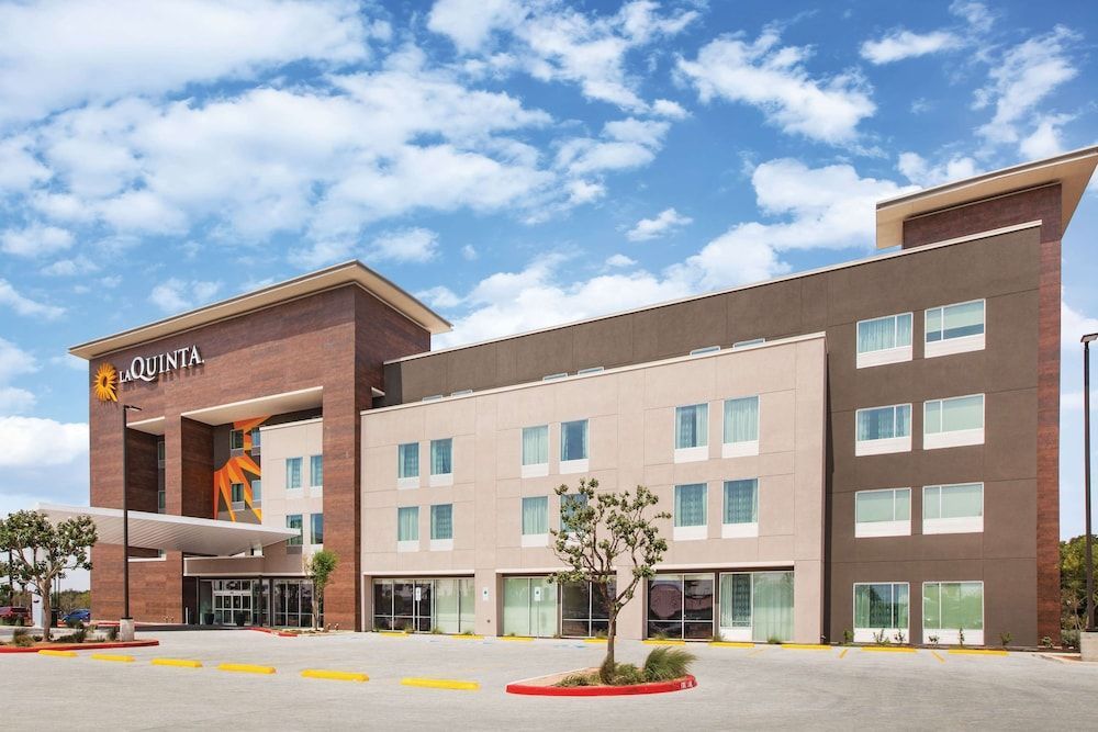 La Quinta Inn & Suites by Wyndham Bardstown 1