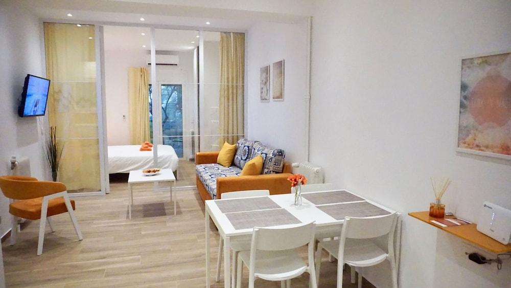Spacious Peaceful Studio with Garden Patio 1