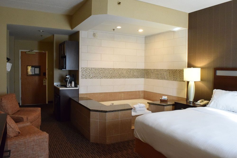 Holiday Inn Express & Suites WATERTOWN-THOUSAND ISLANDS by IHG 1