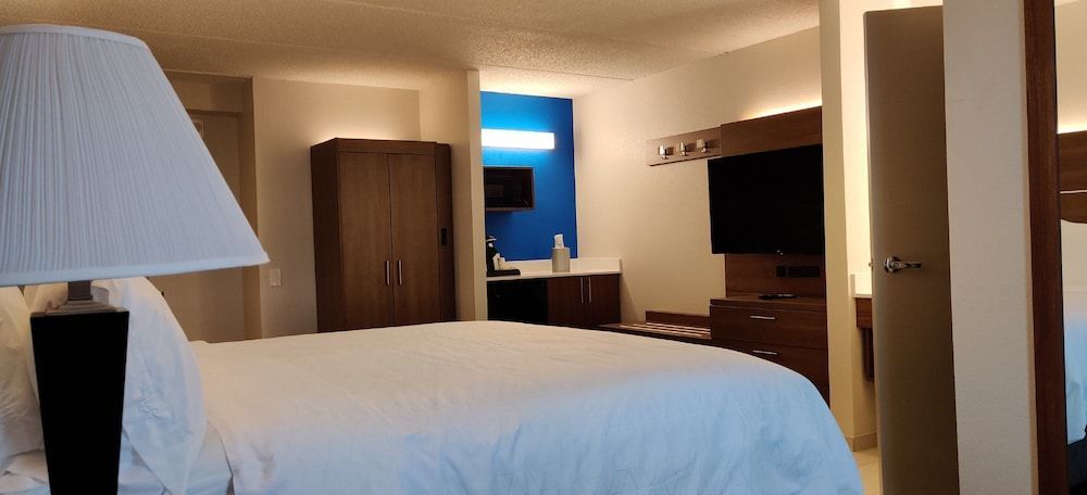 Holiday Inn Express & Suites DALLAS FT. WORTH AIRPORT SOUTH by IHG 1