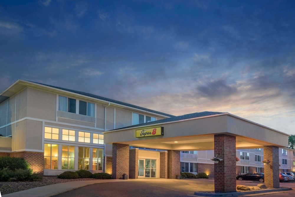 Super 8 by Wyndham Menomonie WI 1