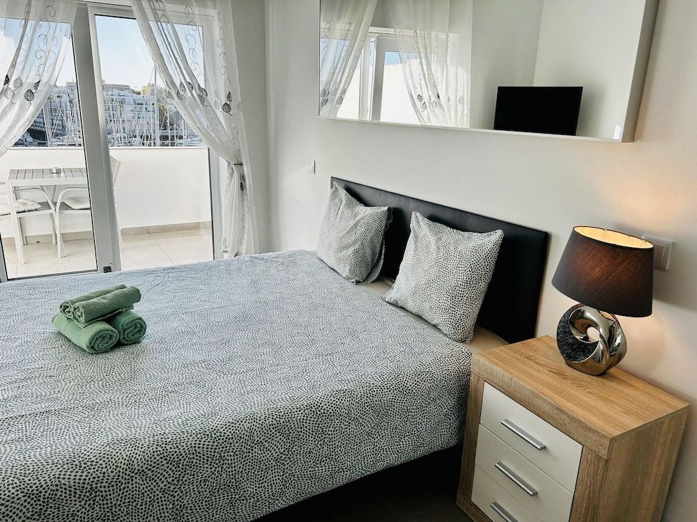 Studio apt with spectacular views of Lagos Marina 2